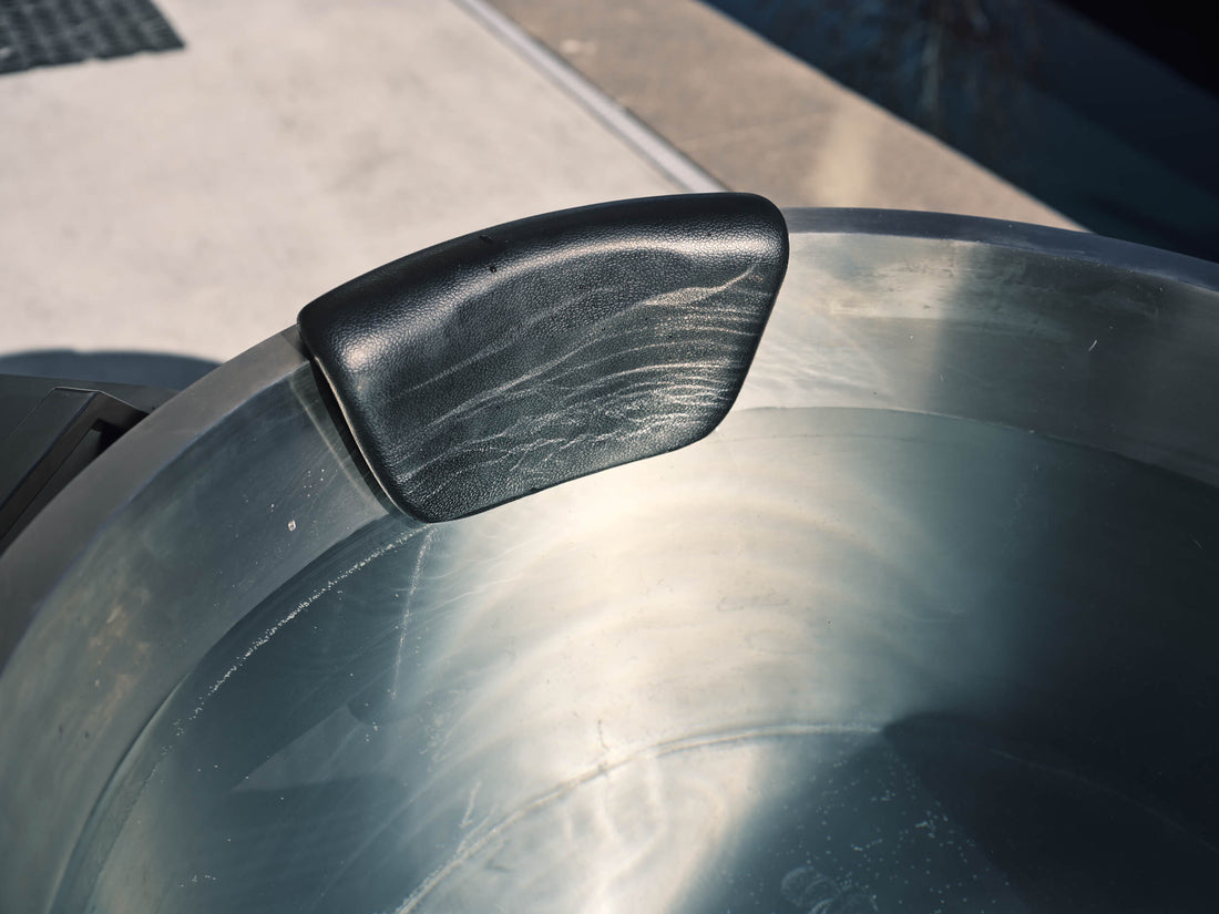 How to prevent mold and mildew in and around a plunge?