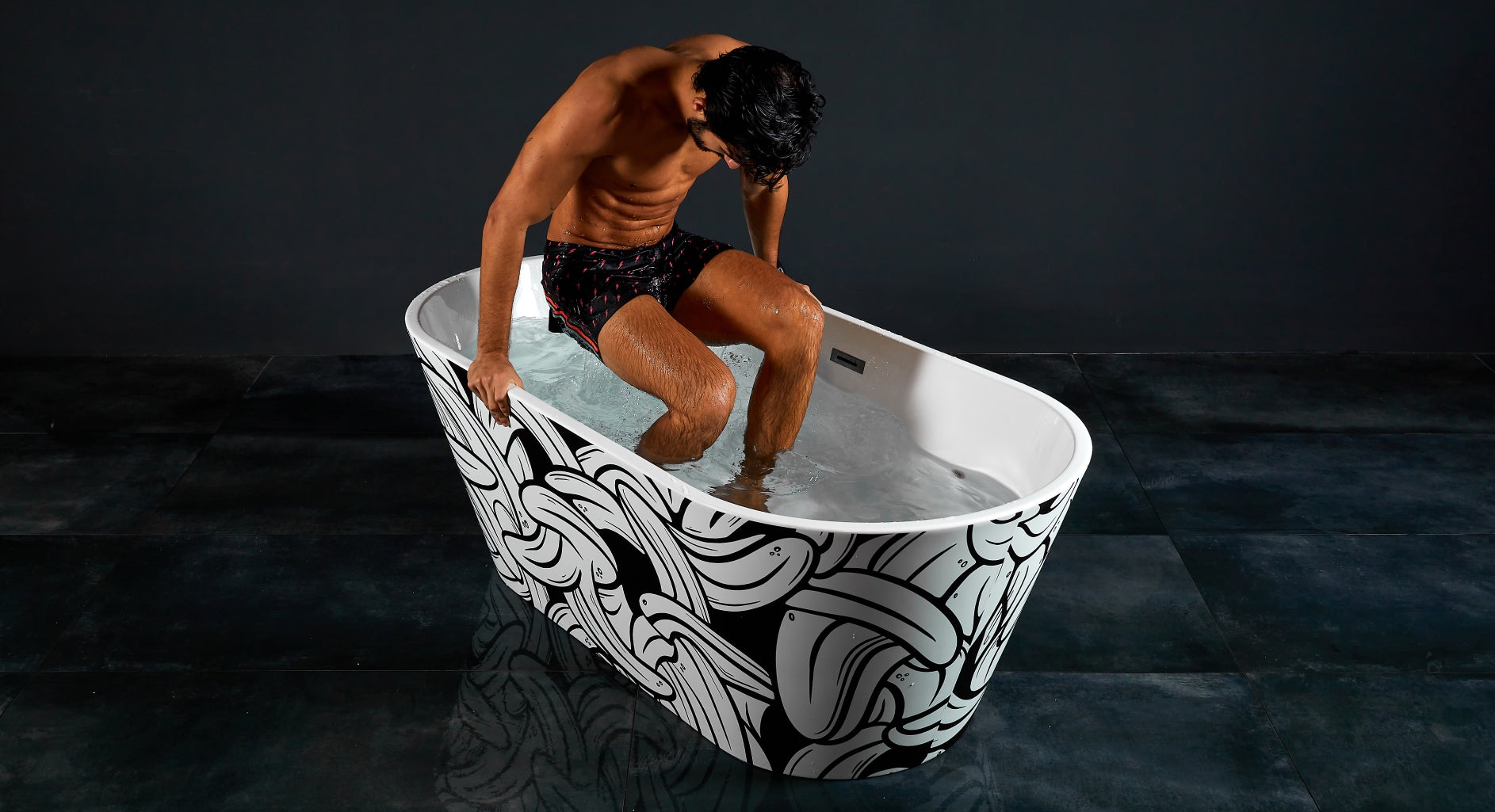 How does cold water therapy affect inflammation and muscle soreness?